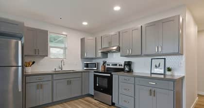 "Pineapple Perch" | Fully Renovated | A/C in Every Room