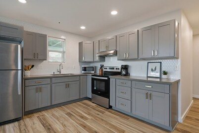 "Pineapple Perch" | Fully Renovated | A/C in Every Room