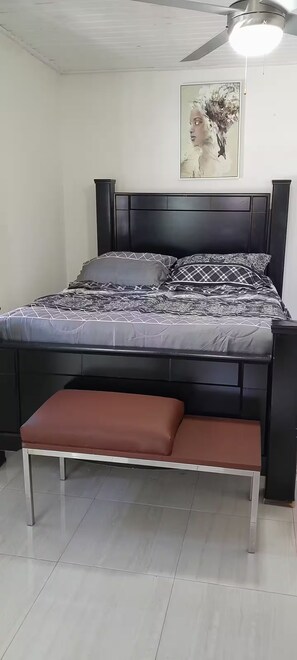 1 bedroom, iron/ironing board, WiFi, bed sheets - The Suncrest Private Suite. (BirdRock)