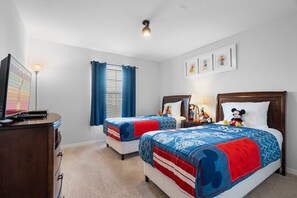 4 bedrooms - 4BR Townhome With Pool at Storey Lake (Kissimmee)