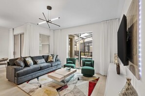 4 bedrooms - Stylish Family Retreat With Themed Bedrooms (Kissimmee)