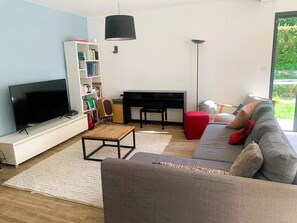 Smart TV, tavolo da ping pong, libri, impianto stereo