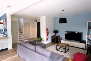 Smart-TV, Tischtennisplatte, Bücher, Stereoanlage