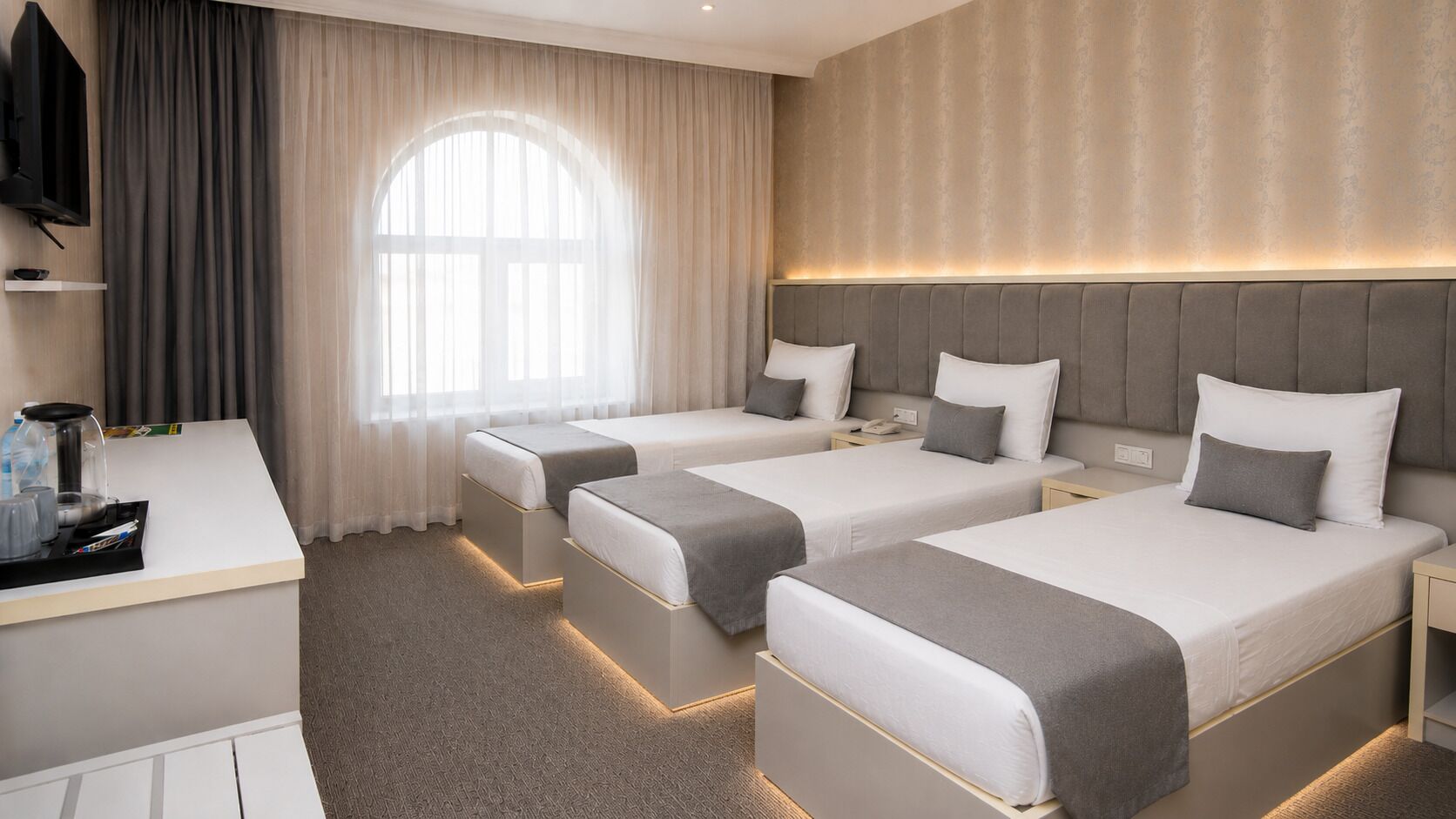 Classic Triple Room | Down comforters, in-room safe, desk, laptop workspace