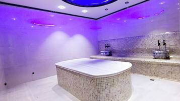 Behandelingskamers voor koppels, een sauna, een stoombad