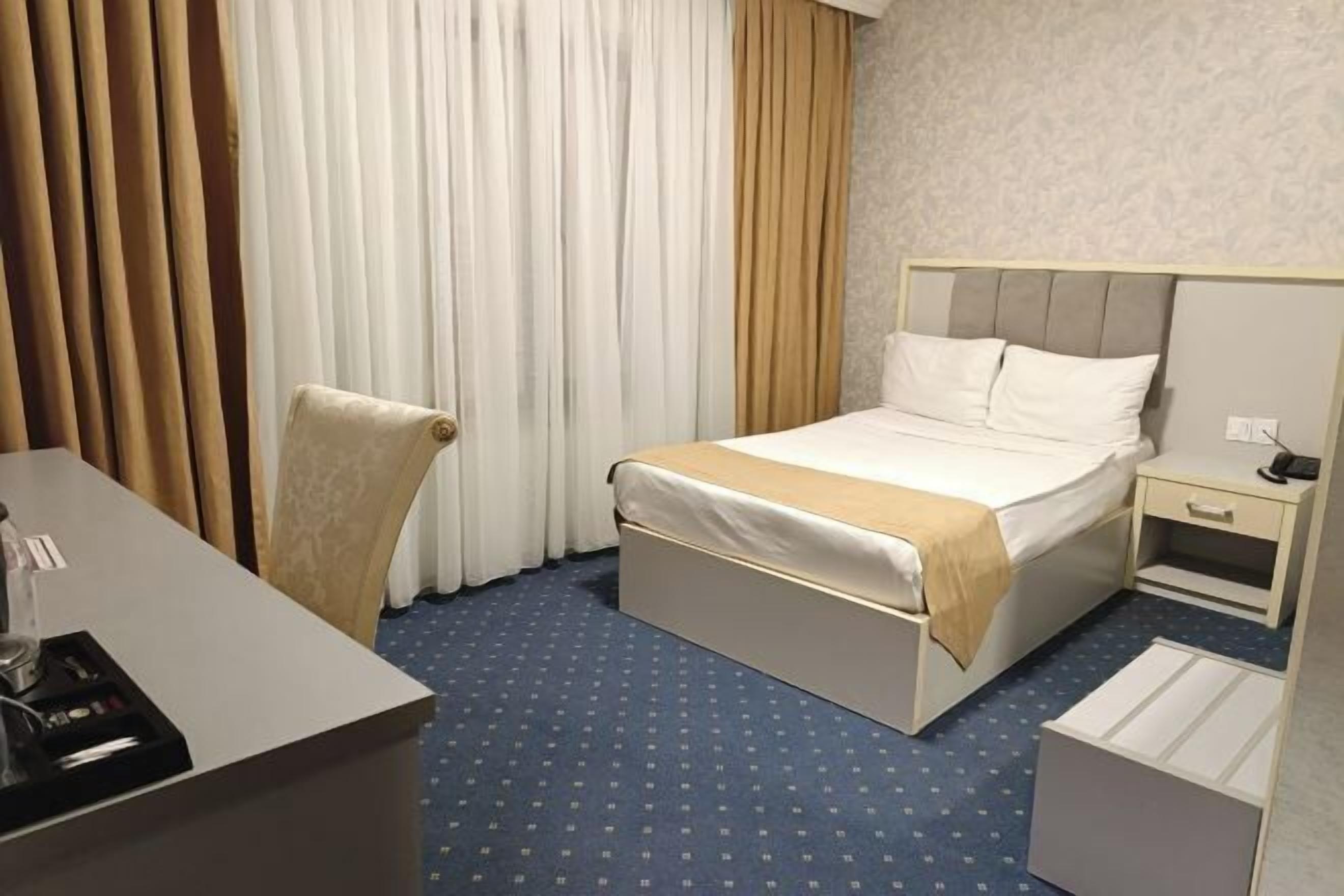 羽毛の掛け布団、セーフティボックス (室内)、デスク、ノートパソコン用作業スペース