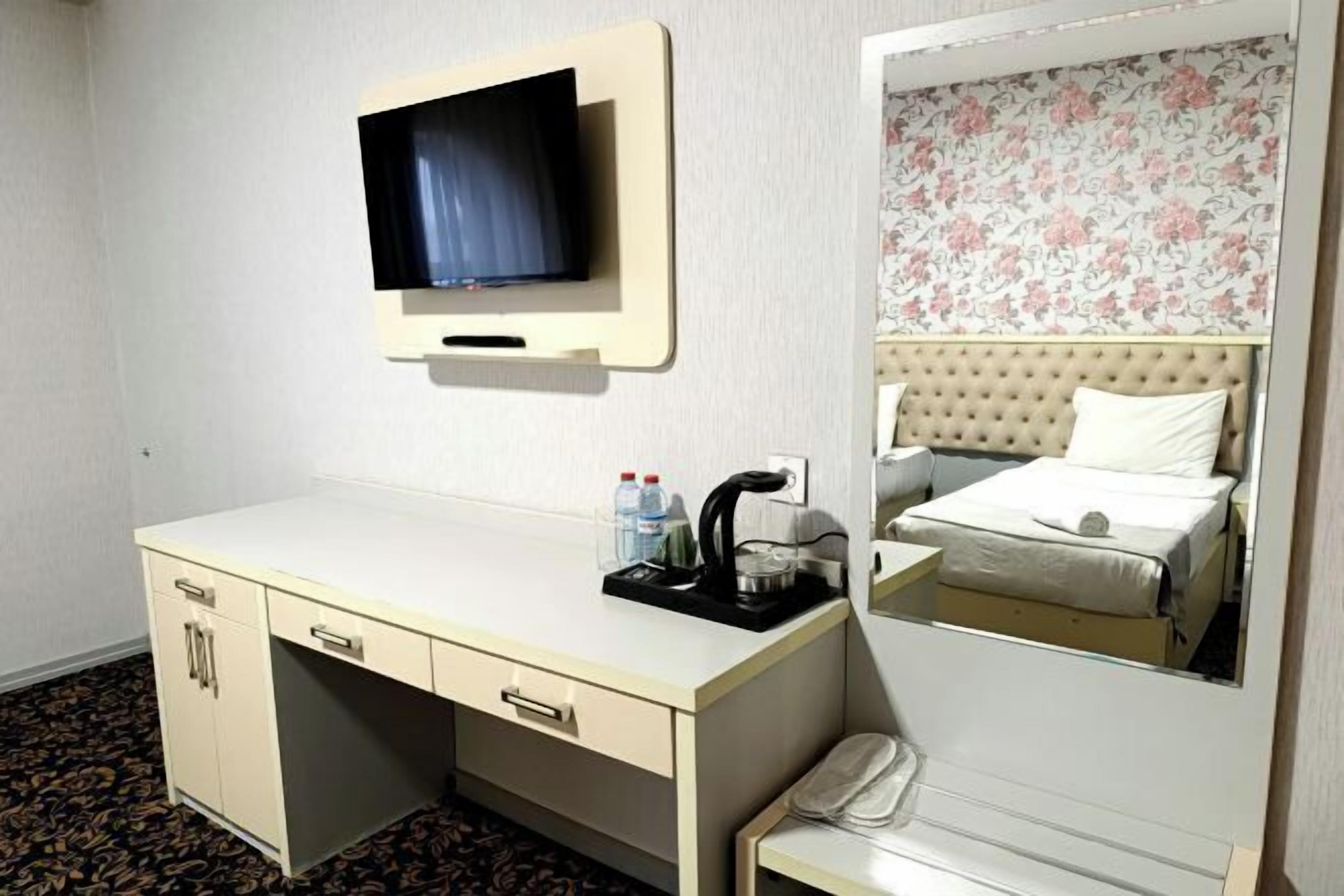 Edredón, caja de seguridad en la habitación y escritorio 