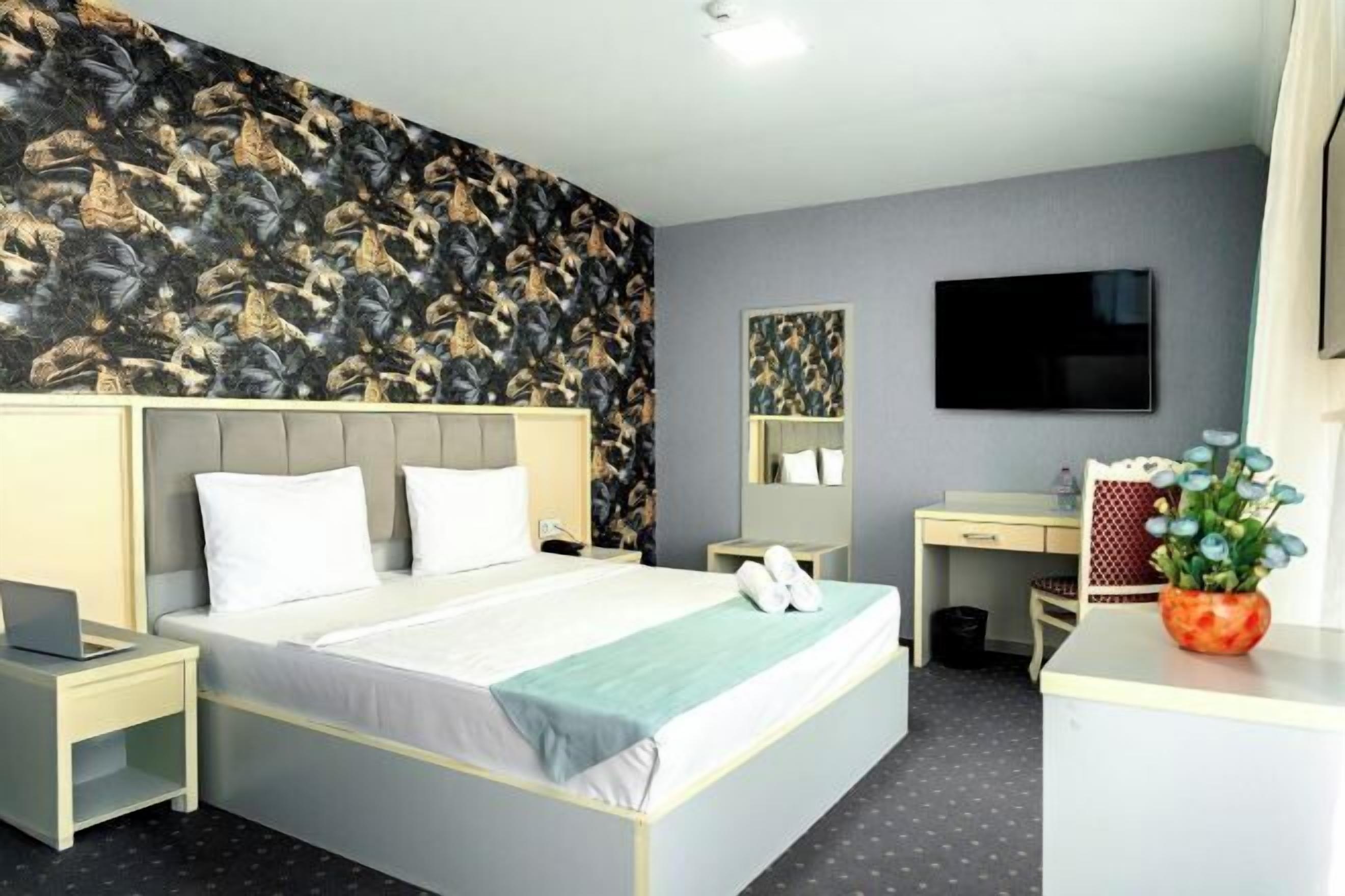 羽毛の掛け布団、セーフティボックス (室内)、デスク、ノートパソコン用作業スペース