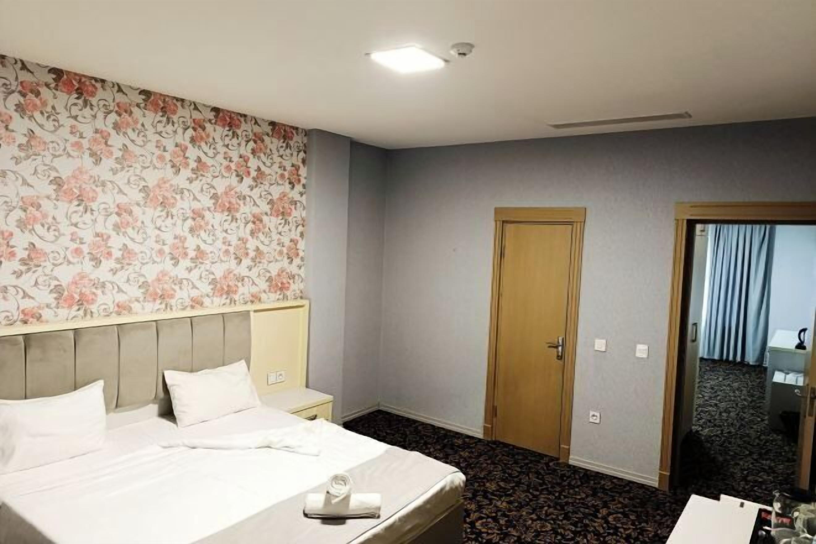 羽毛の掛け布団、セーフティボックス (室内)、デスク、ノートパソコン用作業スペース