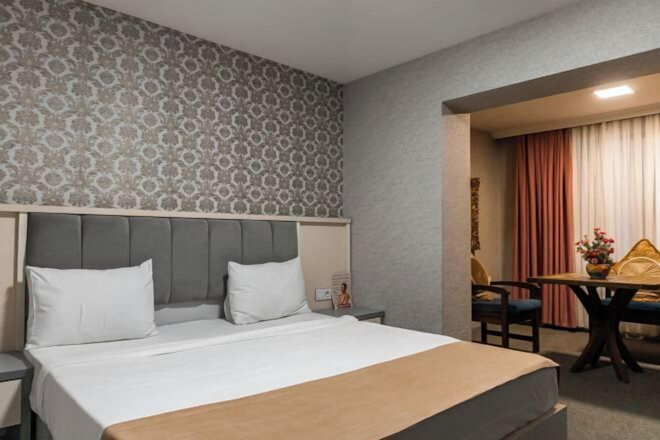 Edredón, caja de seguridad en la habitación y escritorio 