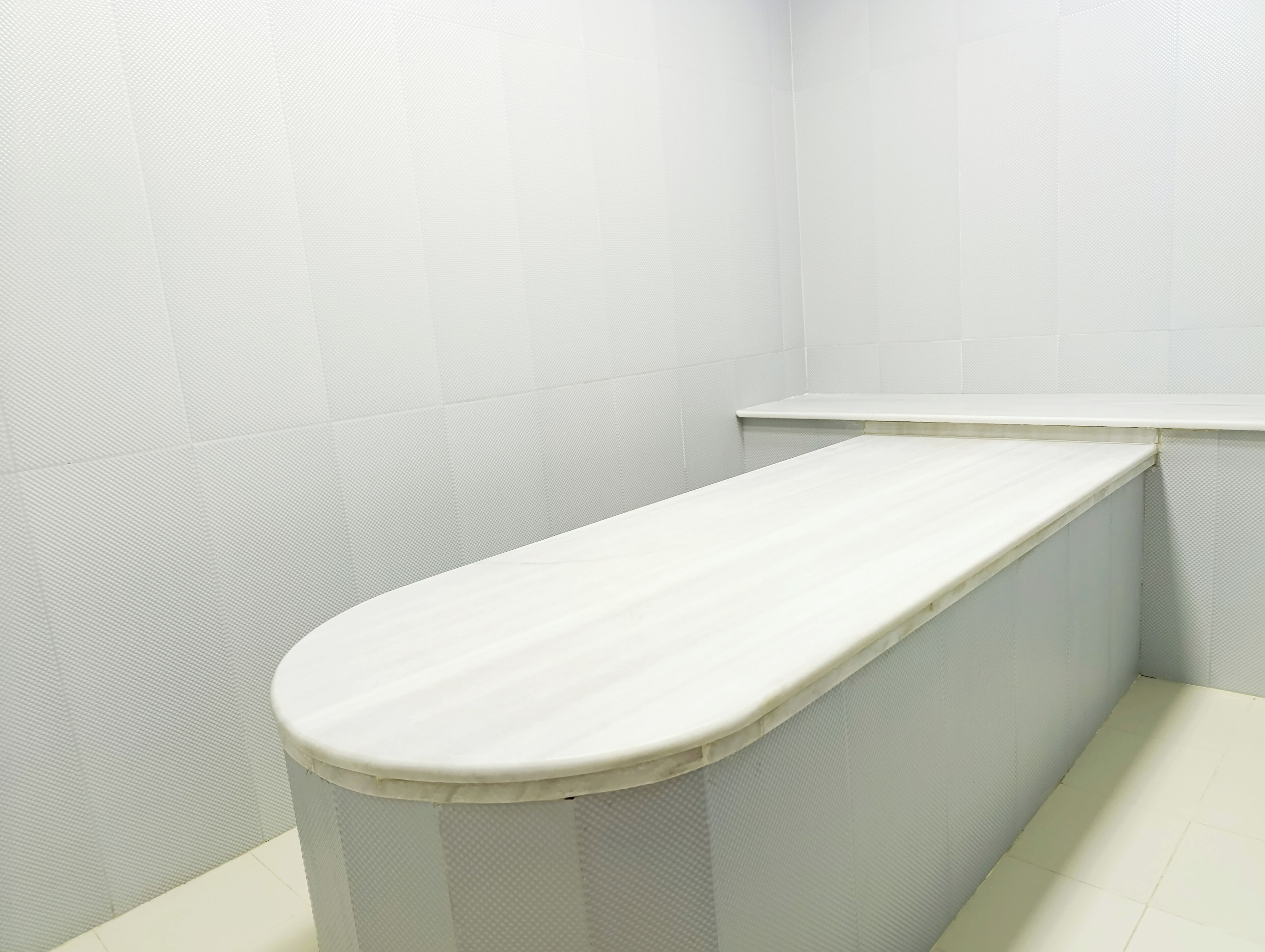 Un rincón de un baño con un inodoro y un lavamanos blancos.