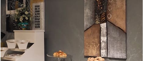 Ein reichhaltiges Buffet mit verschiedenen Speisen und einem dekorativen Wandelement.