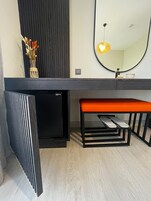 Minibar y caja de seguridad en la habitación 