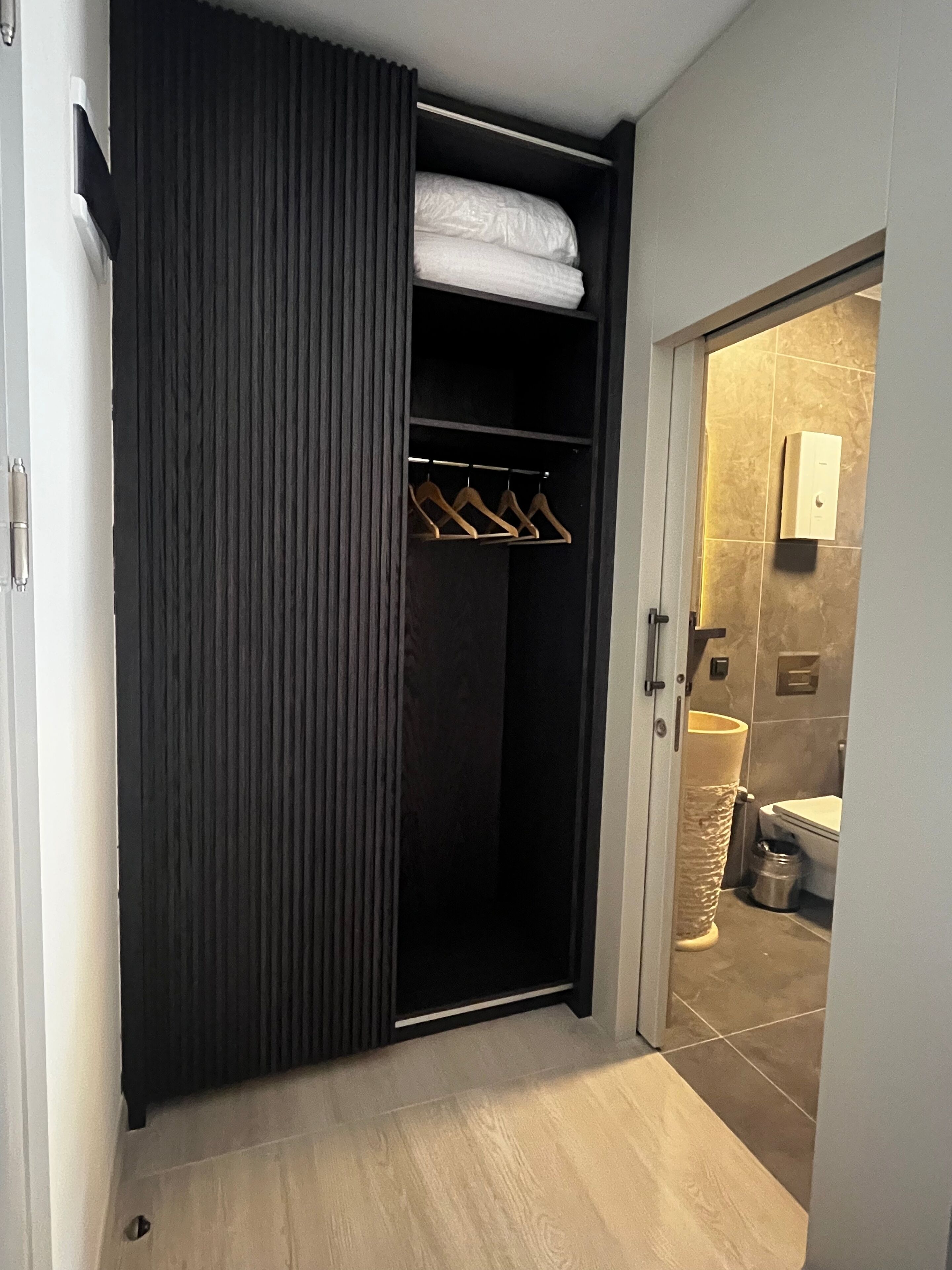 Un bagno moderno con il water, un lavandino e una zona doccia.