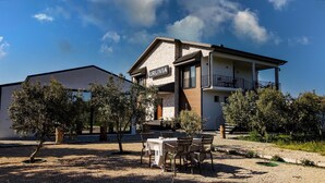 Un edificio a due piani con un'insegna che dice "URLIVIA".