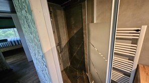 Ducha, secador de pelo, toallas, jabón