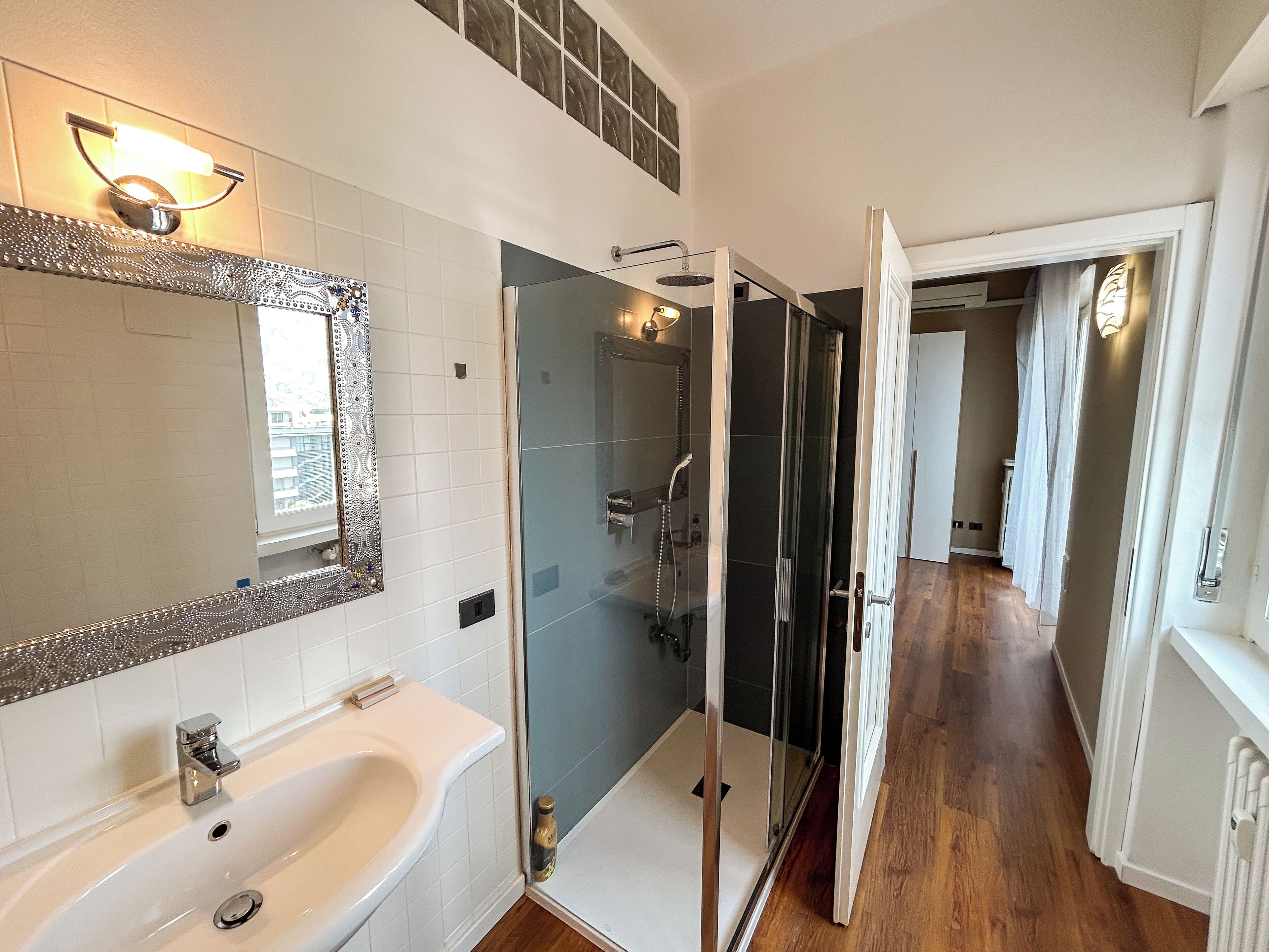 Dusche, Haartrockner, Bidet, Handtücher