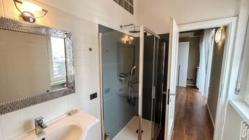 Douche, sèche-cheveux, bidet, serviettes fournies