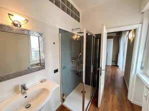 Shower, hair dryer, bidet, towels