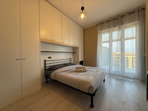 2 chambres, coffres-forts dans les chambres, bureau