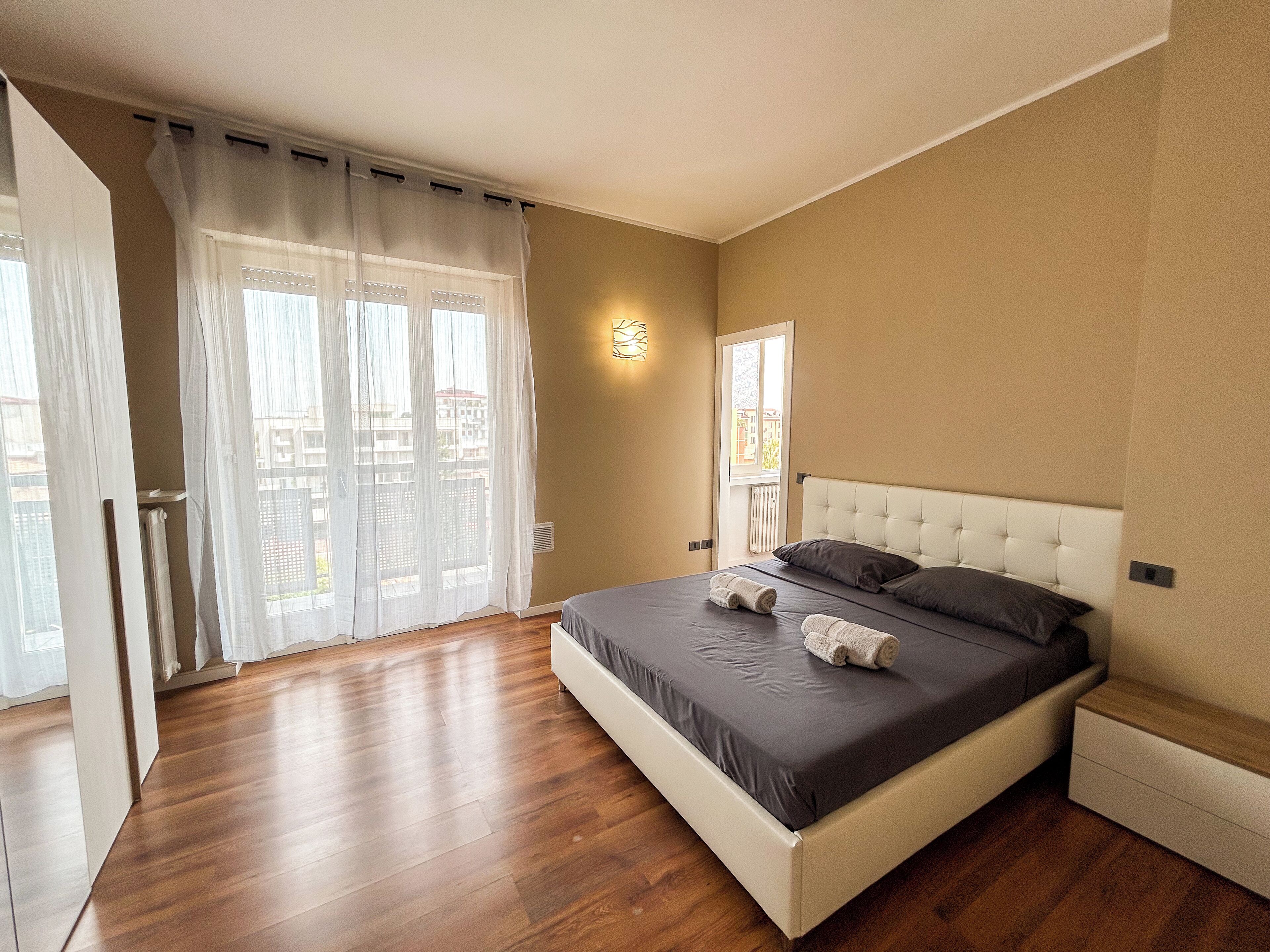 2 bedrooms, in-room safe, desk, iron/ironing board
