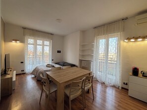 2 quartos, cofres nos quartos, escrivaninha