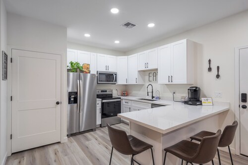 Modern family-friendly 2BR guesthouse with full kitchen and washer/dryer.