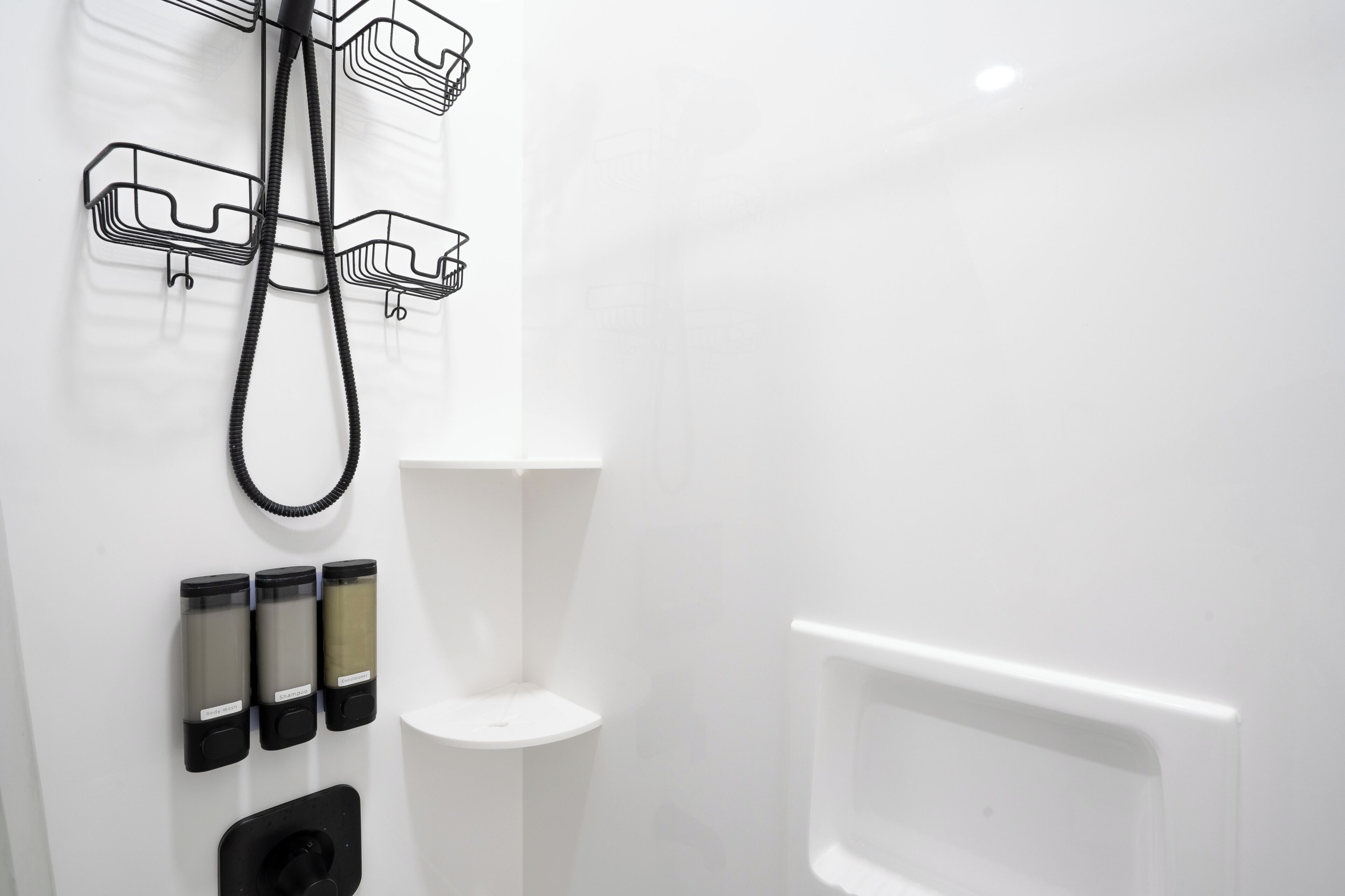Secadora de cabello, bidet, toallas, jabón 