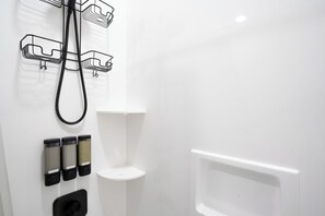 Secadora de cabello, bidet, toallas, jabón 