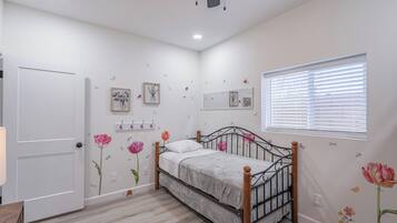 2 slaapkamers, een strijkplank/strijkijzer, reisbedje, wifi