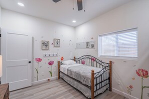 2 habitaciones, tabla de planchar con plancha y cuna de viaje 