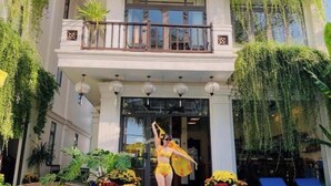 A hotel with a pool, outdoor seating, and a balcony with plants. - Superior King room - Hoi An Discovery Villa (Cam Chau ward)