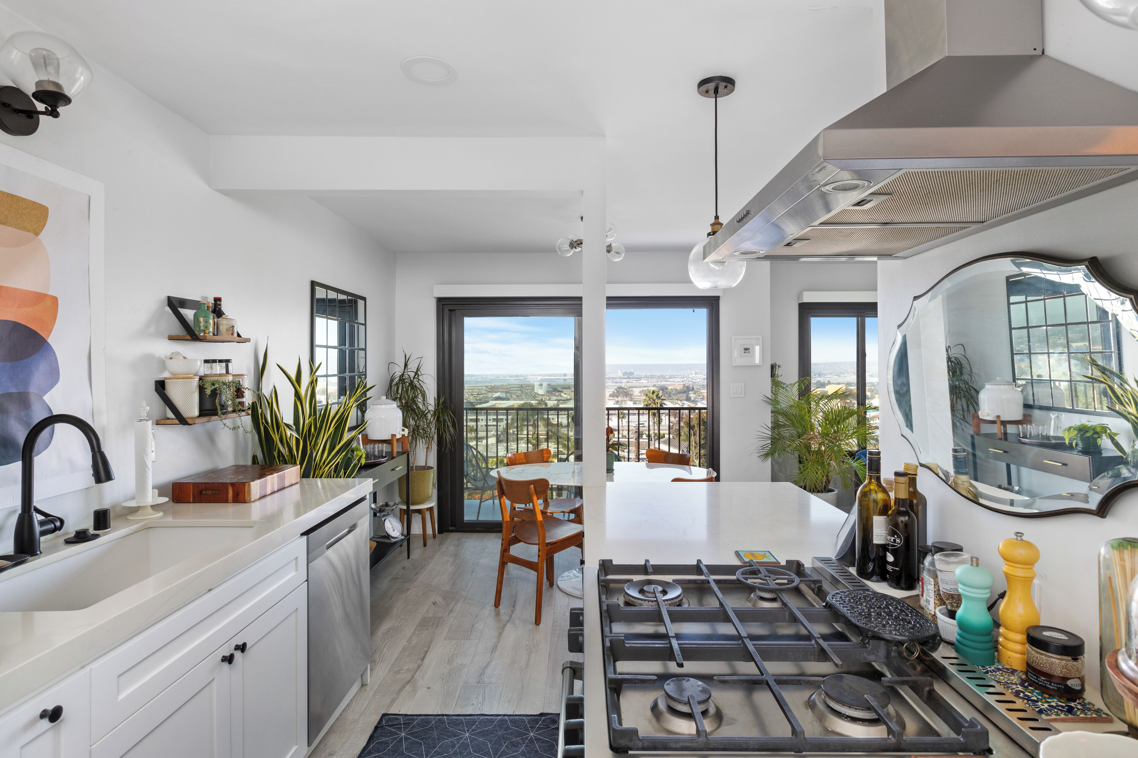 Mikrobølgeovn, ovn, kokeplater og oppvaskmaskin