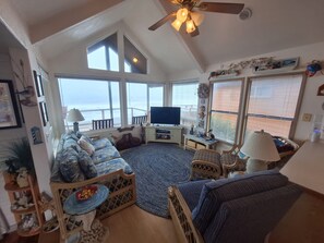 Apartment | 2 bedrooms - Luxurious Oceanfront Cabin 7 Getaway w Hot Tub (Smith River)