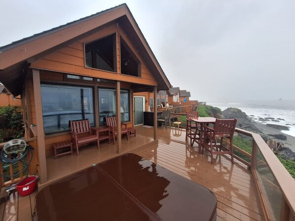 Apartment | 2 bedrooms - Luxurious Oceanfront Cabin 7 Getaway w Hot Tub (Smith River)