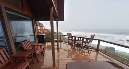Luxurious Oceanfront Cabin 7 Getaway w Hot Tub