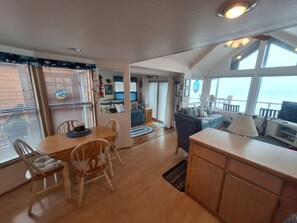 Apartment | 2 bedrooms - Luxurious Oceanfront Cabin 7 Getaway w Hot Tub (Smith River)