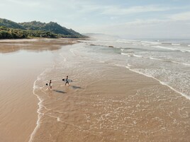 En la playa, arena blanca, toallas de playa