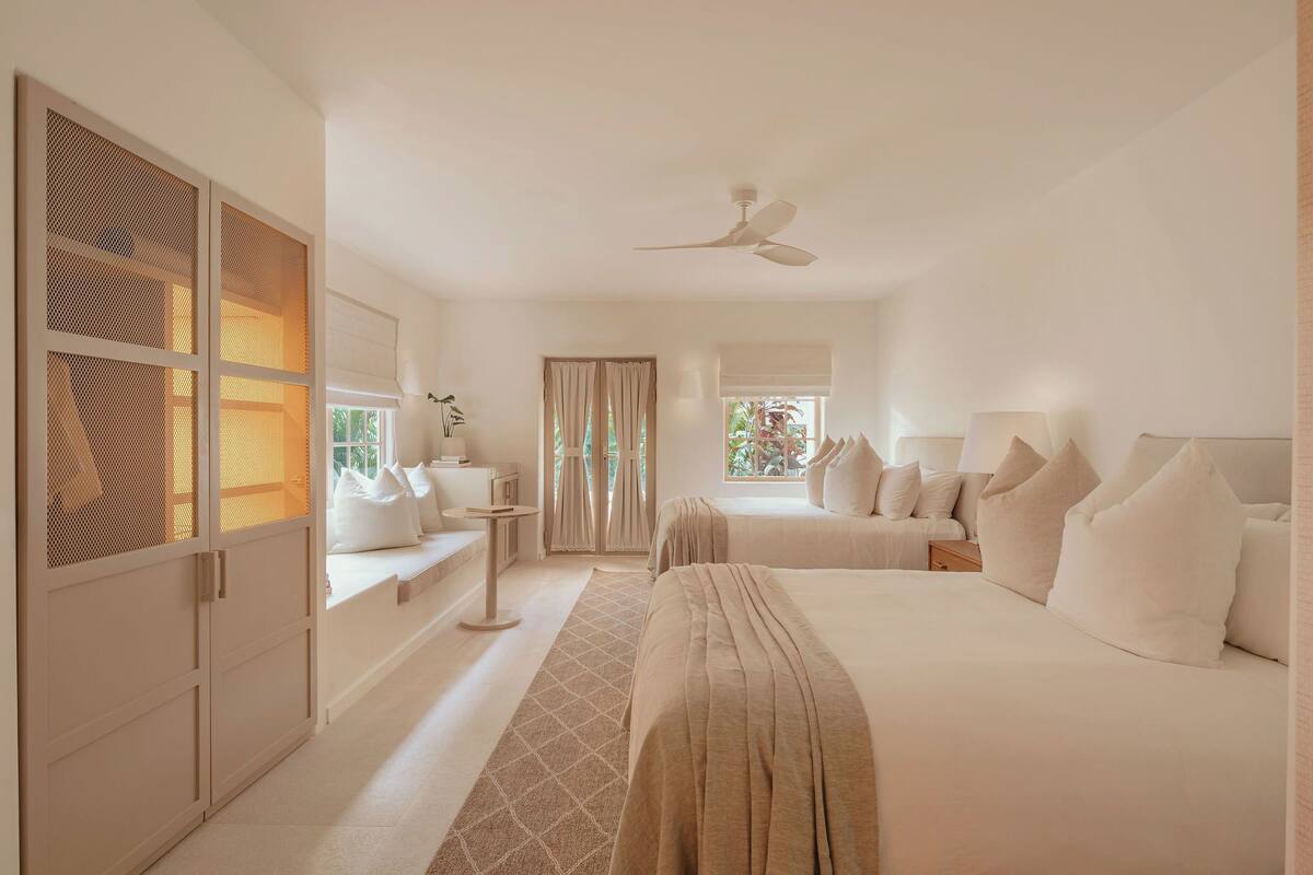 Double Queen Room | أغطية فراش متميزة وألحفة محشوة بالريش وميني بار وخزنة داخل الغرفة
