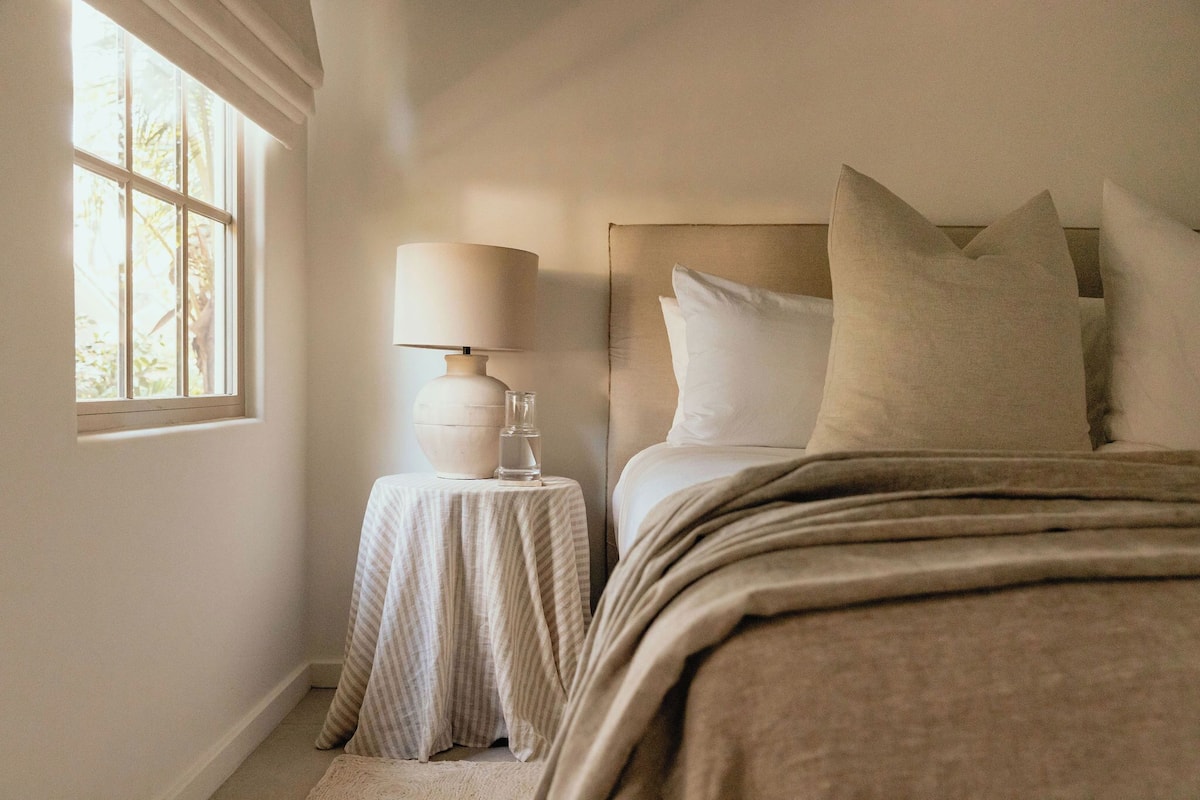 Ropa de cama de alta calidad, cubrecamas y minibar