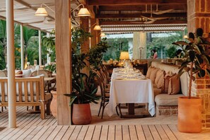 Ze serveren er ontbijt, lunch en diner 