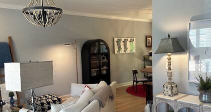 Charming, fully-equipped 3BR/2.5 bath house, so CLOSE to Square and University!