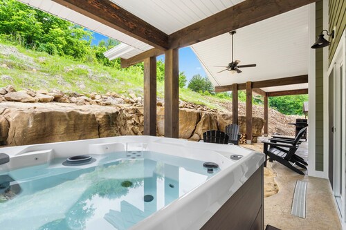 River Rock Retreat 🌲 NEW PROPERTY ⭐ Hot Tub  💦 Fire Pit 🔥