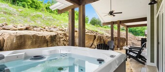 River Rock Retreat 🌲 NEW PROPERTY ⭐ Hot Tub  💦 Fire Pit 🔥