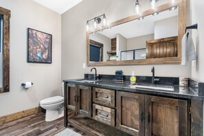 Douche, séchoir à cheveux, serviettes fournies