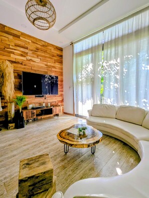 Smart-TV, fotballspill og stereoanlegg