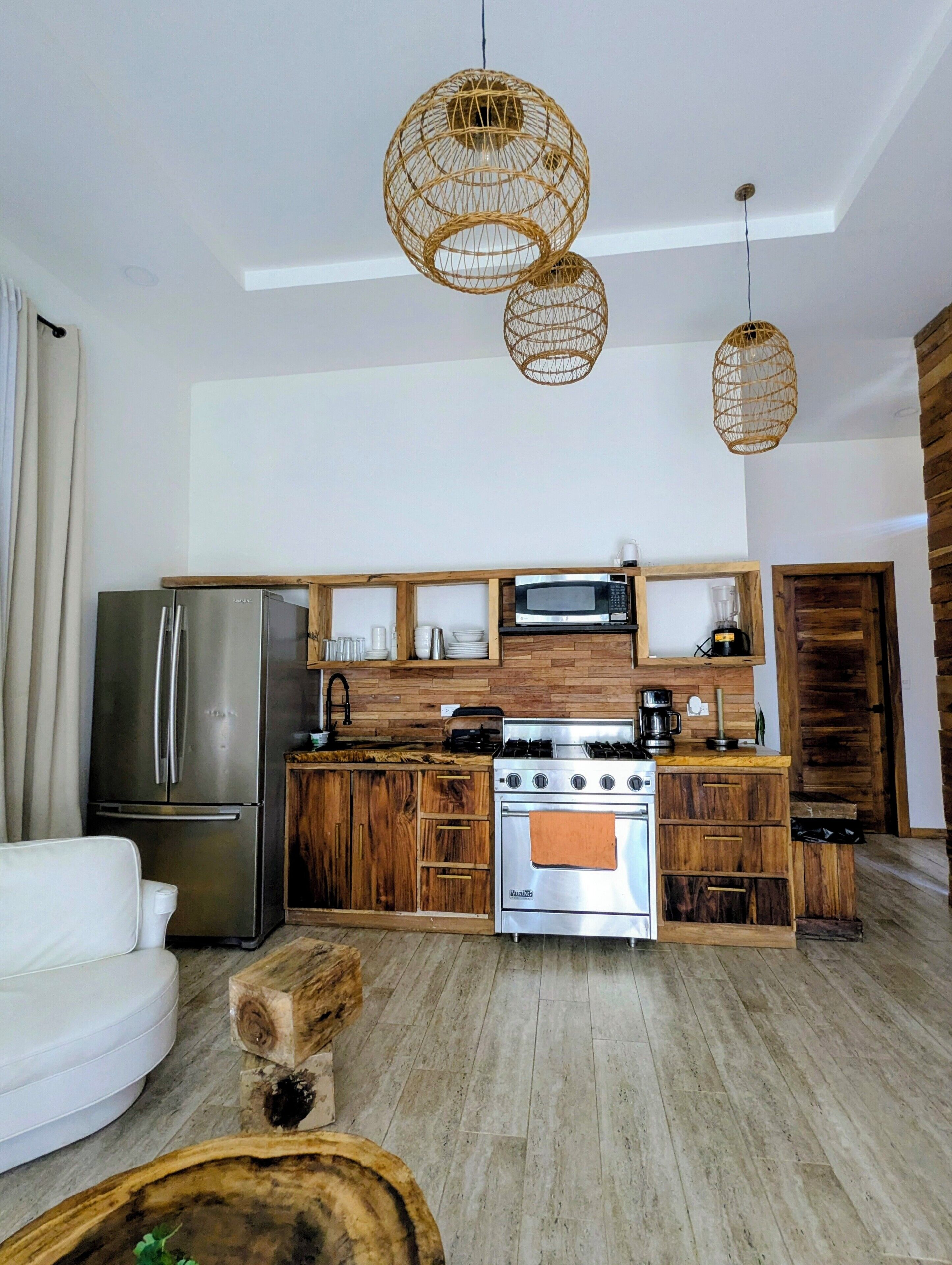 Mikrobølgeovn, ovn, kokeplater og hurtigmikser