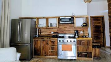 Mikrobølgeovn, ovn, kokeplater og hurtigmikser