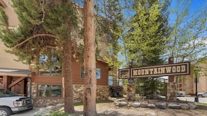 Un bâtiment sur lequel on peut lire l’inscription « Mountainwood ».