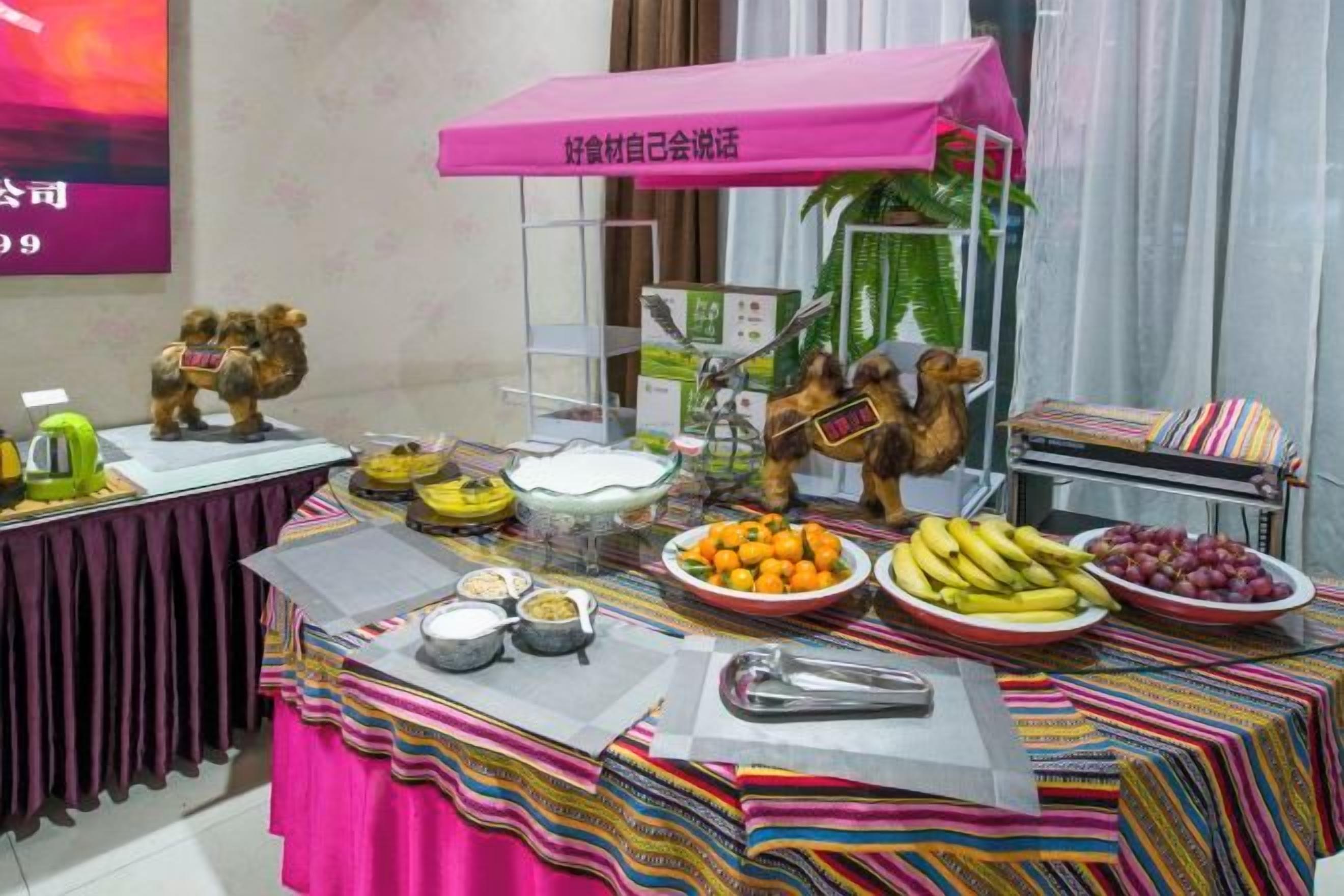 Ein reich gedeckter Buffet mit verschiedenen Speisen und Besteck.